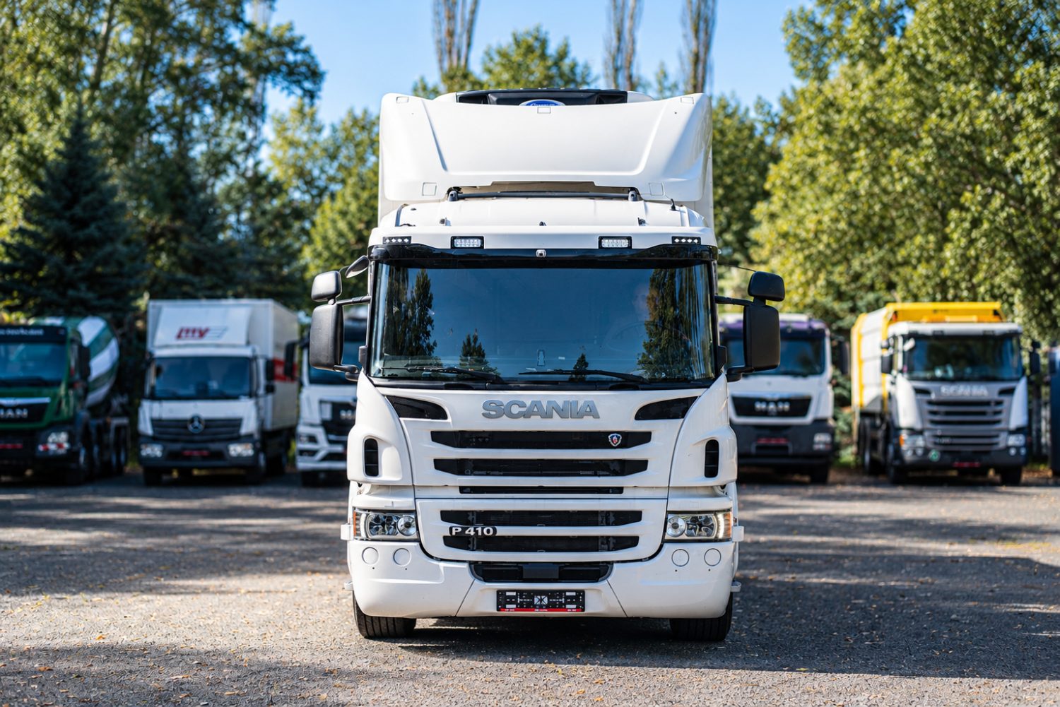 Fehér Scania P 410 a telephelyi flotta előtt