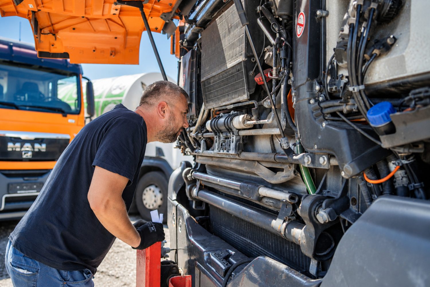 SafeControl állapotfelmérés a helyszínen: szakember a felnyitott motortérbe néz