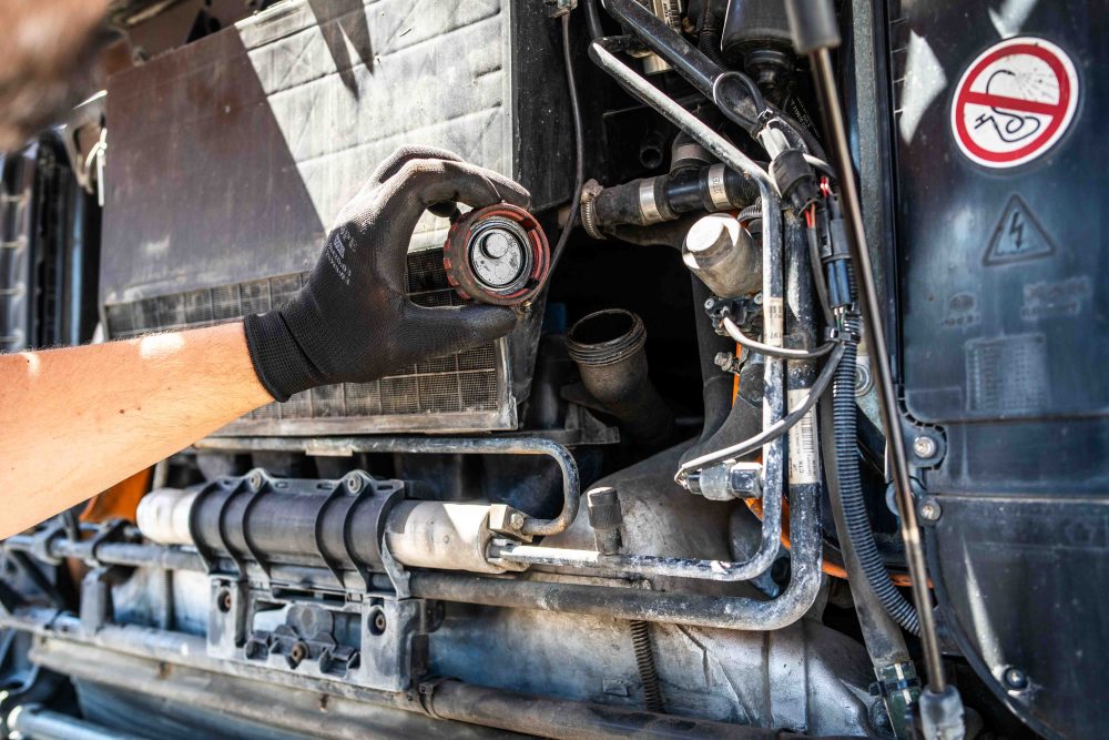 Motortér vizsgálata kesztyűs kézzel