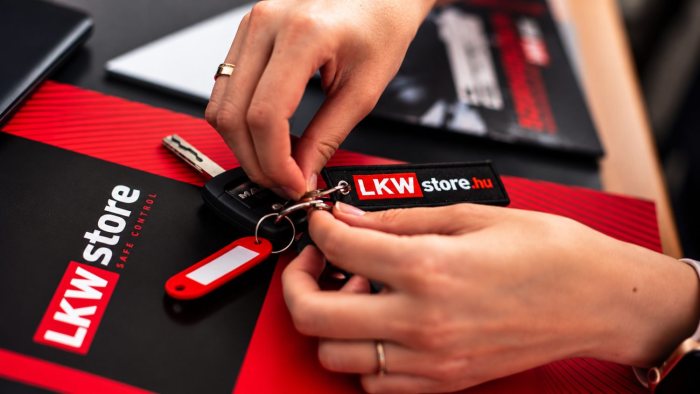 Kulcsátadás LKW Store kulcstartóval